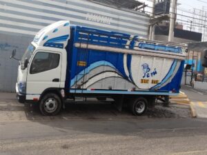 Camión azul para transporte de muebles de oficinas