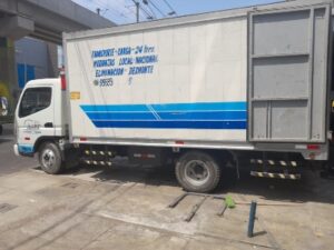 Camión blanco con celeste para mudanzas grandes en lima