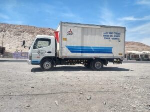 camión en la carretera listo para transportar enseres mini mudanzas