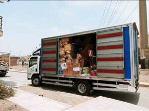 Camión con apertura en medio para llenar muebles y transportarlos a tu nuevo hogar